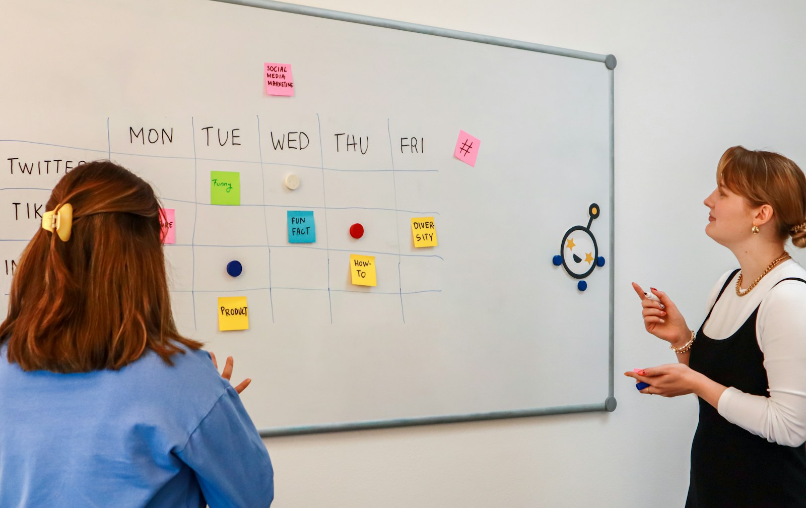 Equipo comercial organizando visualmente las etapas de su proceso de ventas