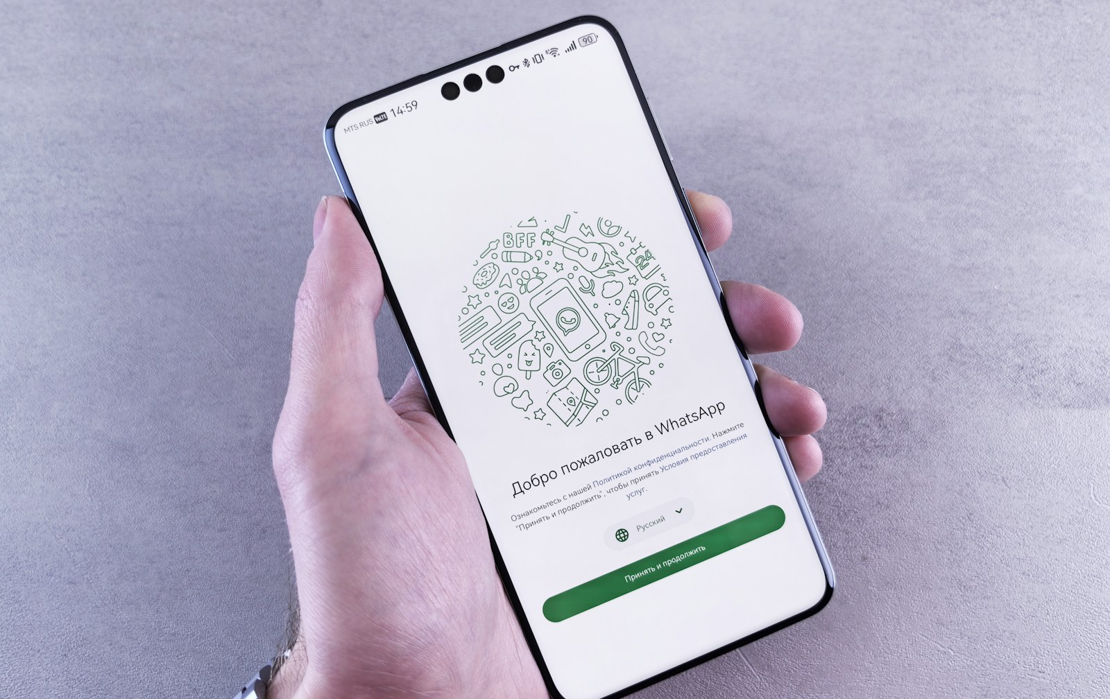 Ejecutiva comercial revisando una conversación móvil con un colega