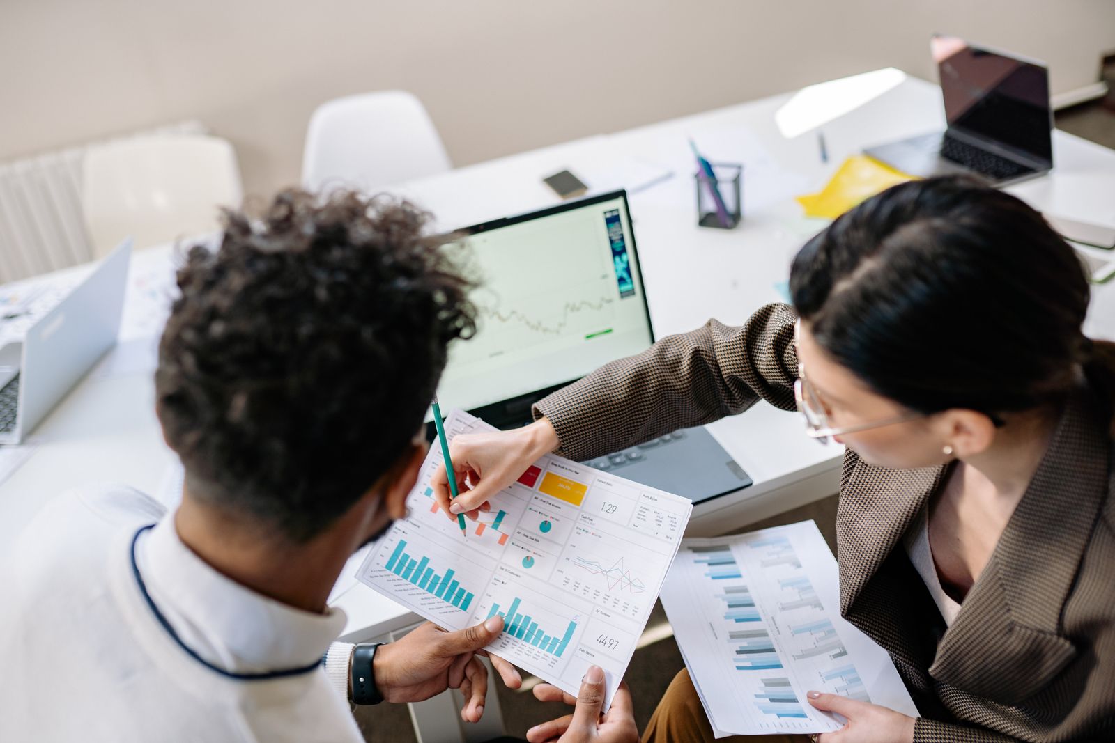 Equipo analizando un dashboard con indicadores y resultados comerciales