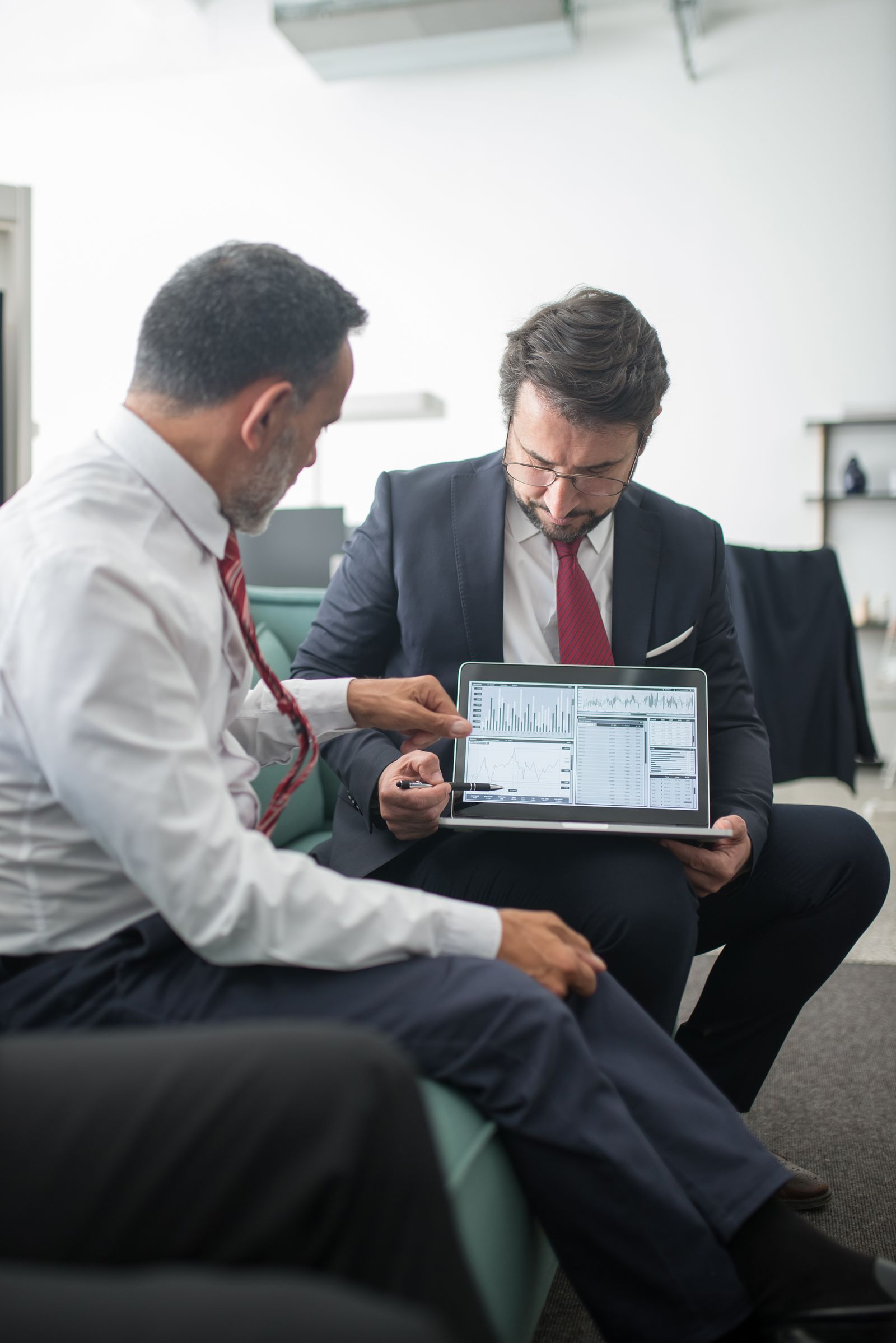 Equipo revisando una base de contactos y métricas comerciales en pantalla
